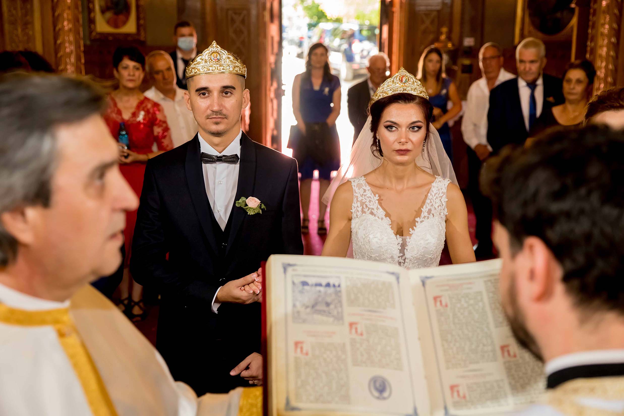 mirii cu coroanele pe cap in biserica